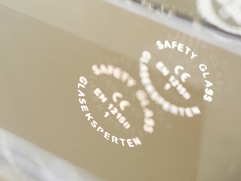 Glas med hærdemærke, som bruges på sikkerheds- og sikringsglas.