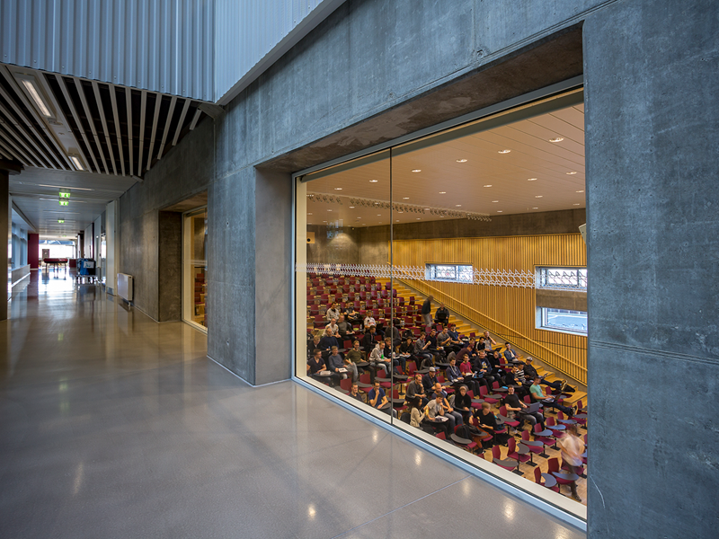 Indvendig brandglas med udsyn til et auditorium.