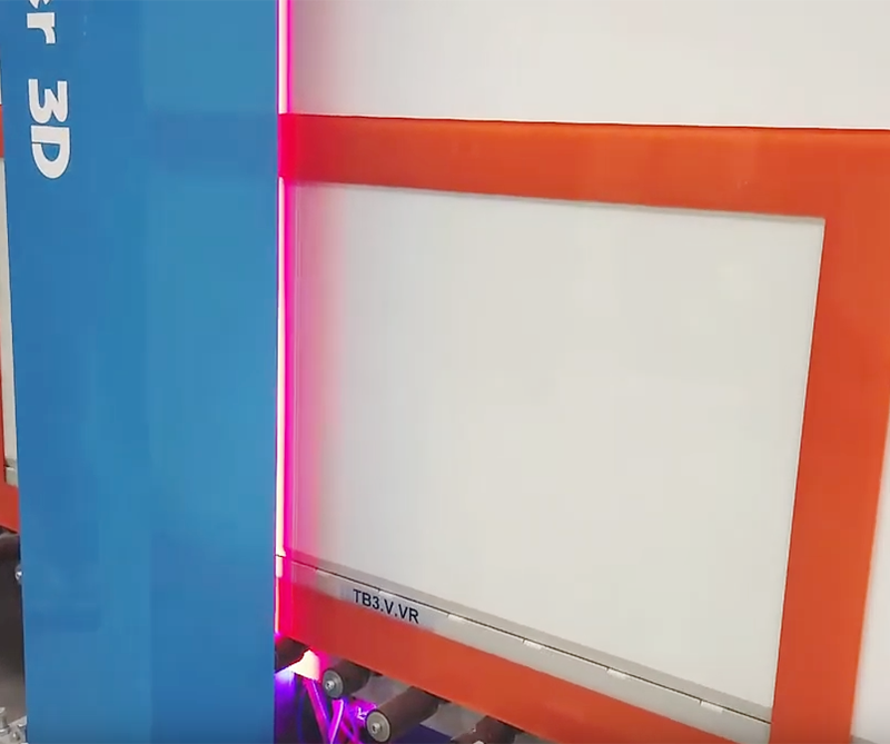 Videoen viser vores egen produktion af en termorude med emaljeret kant.