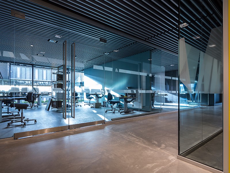 Indvendige glasvægge på et kontor lavet med PVB og lyddæmpende folie.
