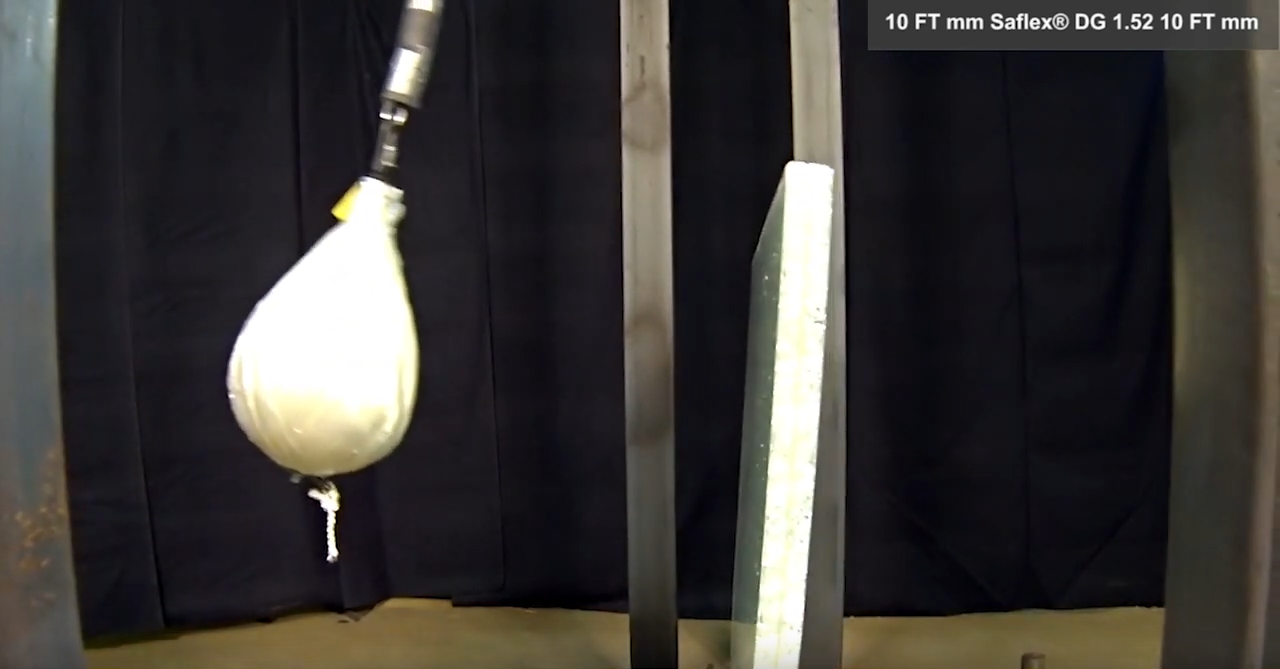 Video som viser en pendultest af glas med Saflex