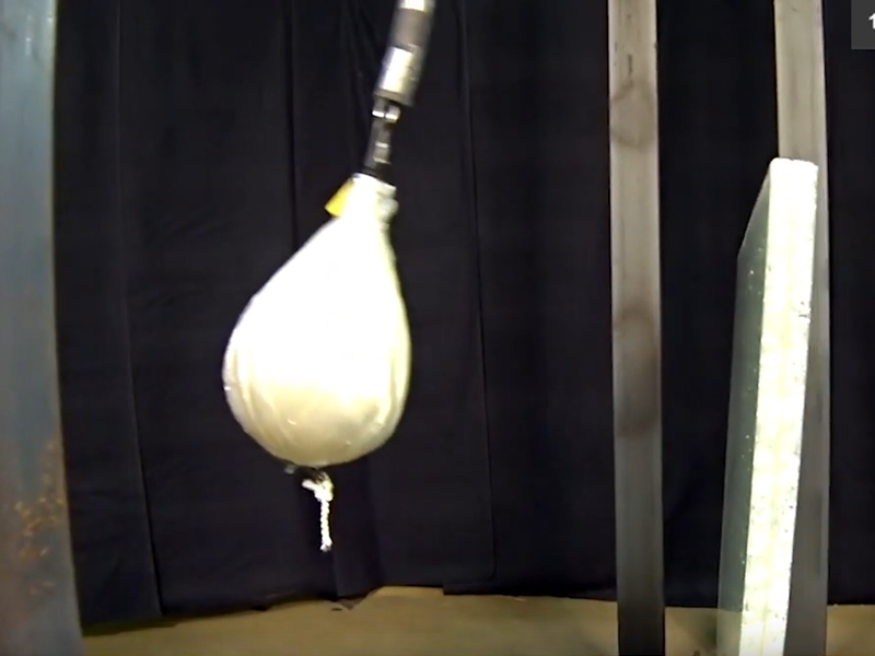 Video som viser en pendultest af glas med Saflex