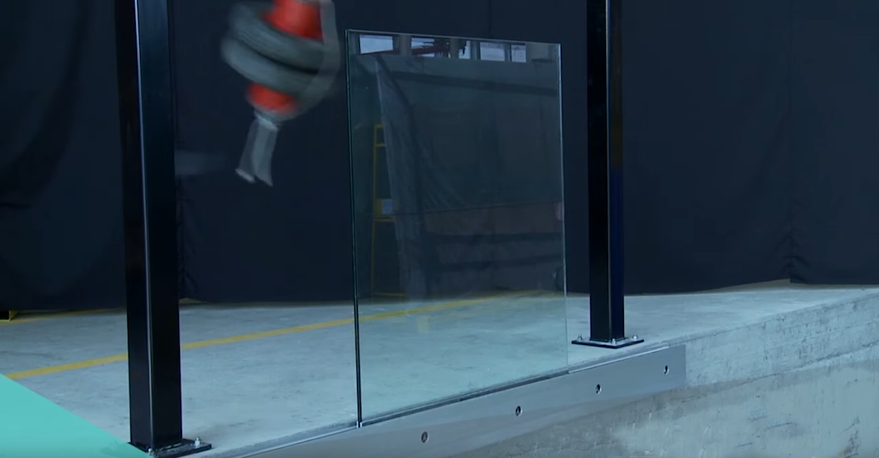 Videoen viser en test af glas med Saflex folien