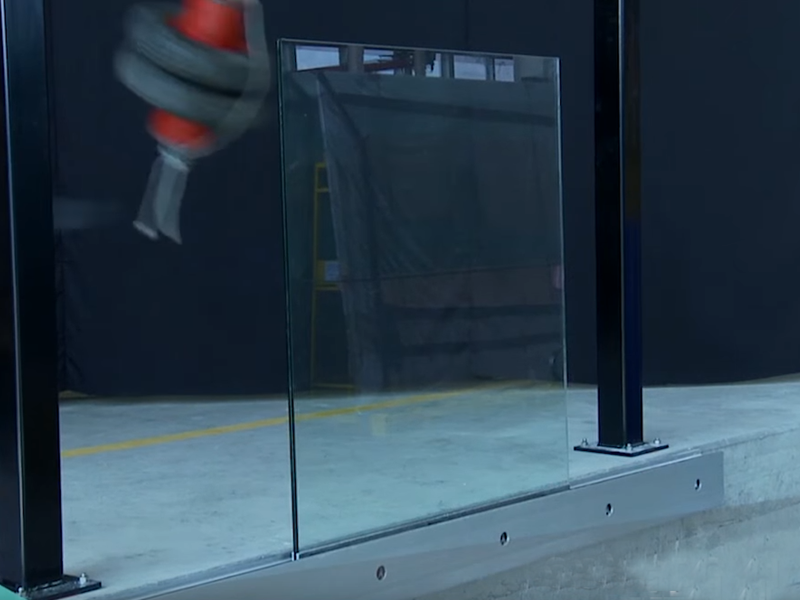 Videoen viser en test af glas med Saflex folien